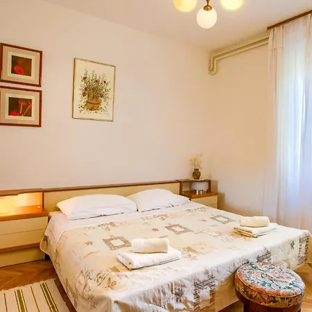 5 Bedroom Lovely In Holiday home *
